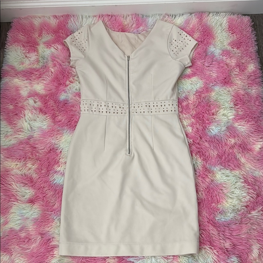 Elegant White Sheath Mini Dress with Cap Sleeves - Picture 3 of 8
